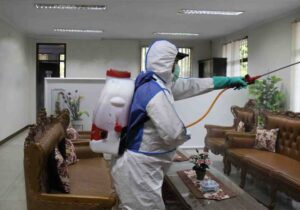 Menggunakan Cairan Disinfektan