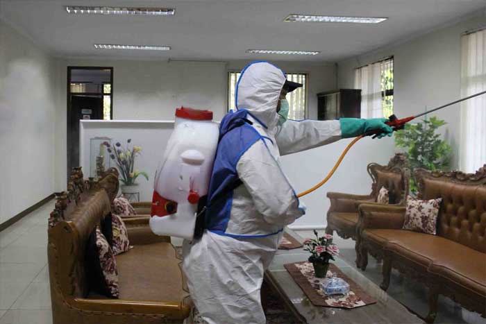 Menggunakan Cairan Disinfektan